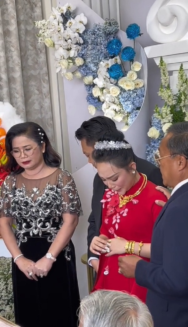 Ngoài ra ba với mẹ sẽ cho con 2 căn hộ ở tòa nhà Thủ Dầu Một. Ba có căn hộ từ tầng 20 đến tầng 39 thì tầng nào cũng có, tới đây sẽ cho tụi con chọn 2 căn. Sau đó là ba có mua cho con 1 chiếc xe BMW cho con hành trình trong công việc đi làm và một chiếc xe tải đã trao tặng cho con trước đó.” - người cha xúc động bày tỏ.