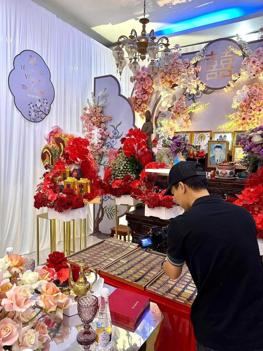 Mới đây, mạng xã hội rần rần chia sẻ một siêu đám cưới diễn ra tại Bình Dương. Màn trao quà cưới khủng của hai bên gia đình khiến ai theo dõi cũng phải trầm trồ. Từ kim cương, vàng, nhà đất, xe ô tô, đồng hồ, căn hộ,... tất cả đều có đủ.