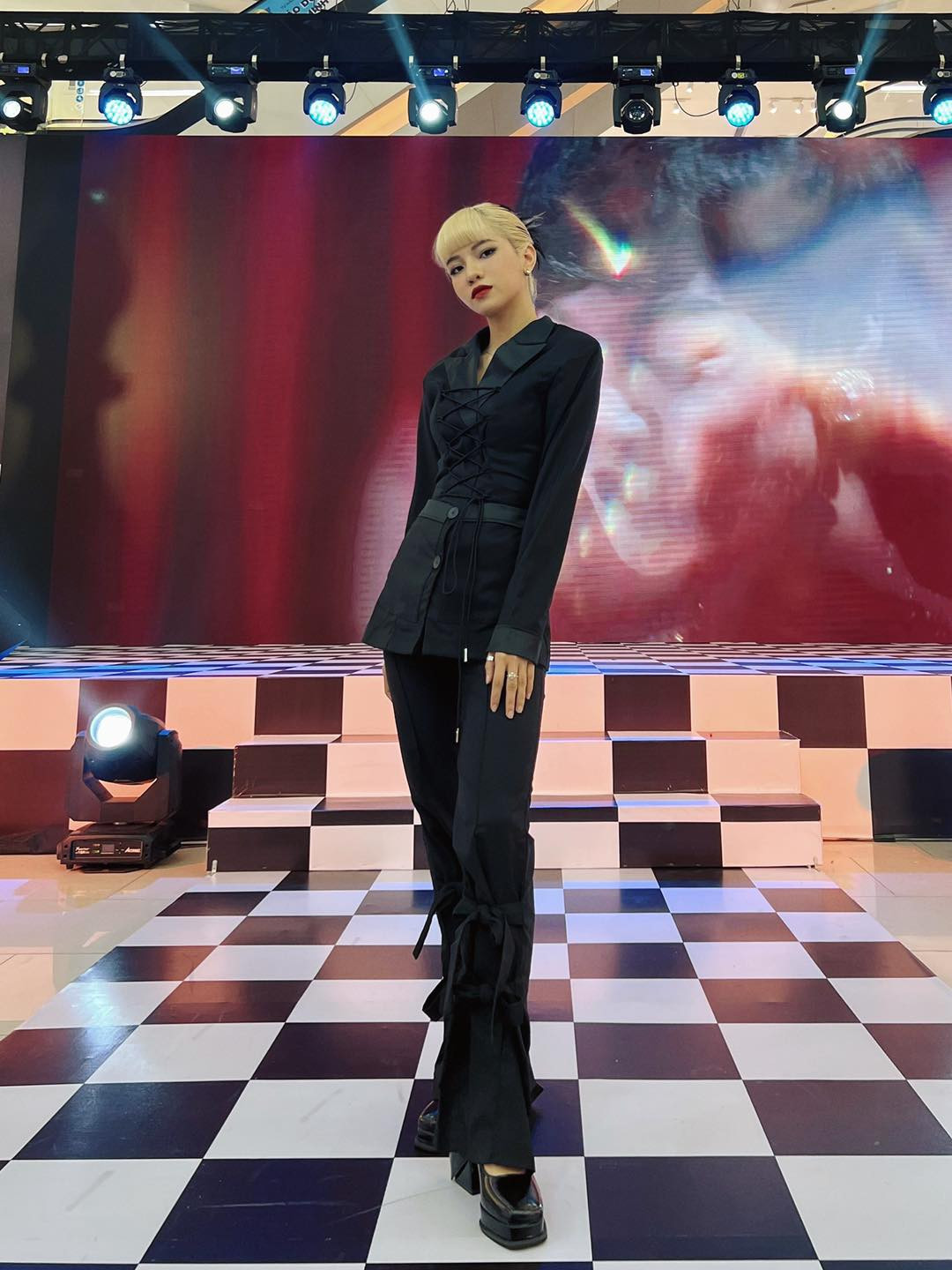 Một nửa cảm thông và đồng tình với CiiN còn một nửa lại cho rằng thái độ của cô nàng bất nhất.