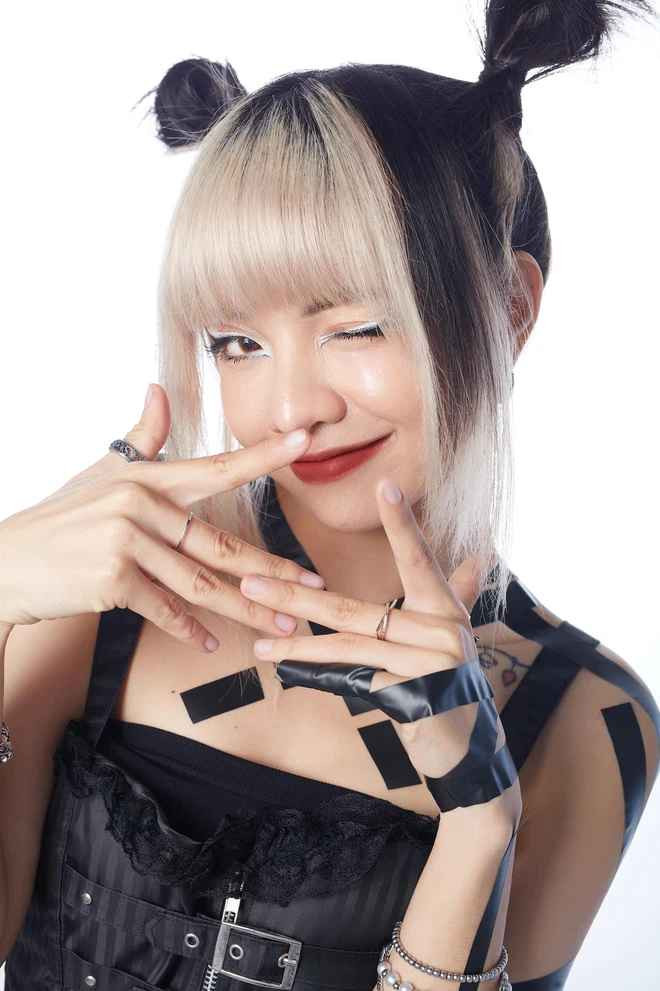 Tuy nhiên bản thân CiiN cũng có những lần gây tranh cãi khi để lộ nhan sắc thật, khác xa trên "tóp tóp" khi đi show truyền hình và đóng MV. Điều này khiến dân tình bàn tán và để lại nhiều ý kiến trái chiều về nickname "Lisa Việt Nam".