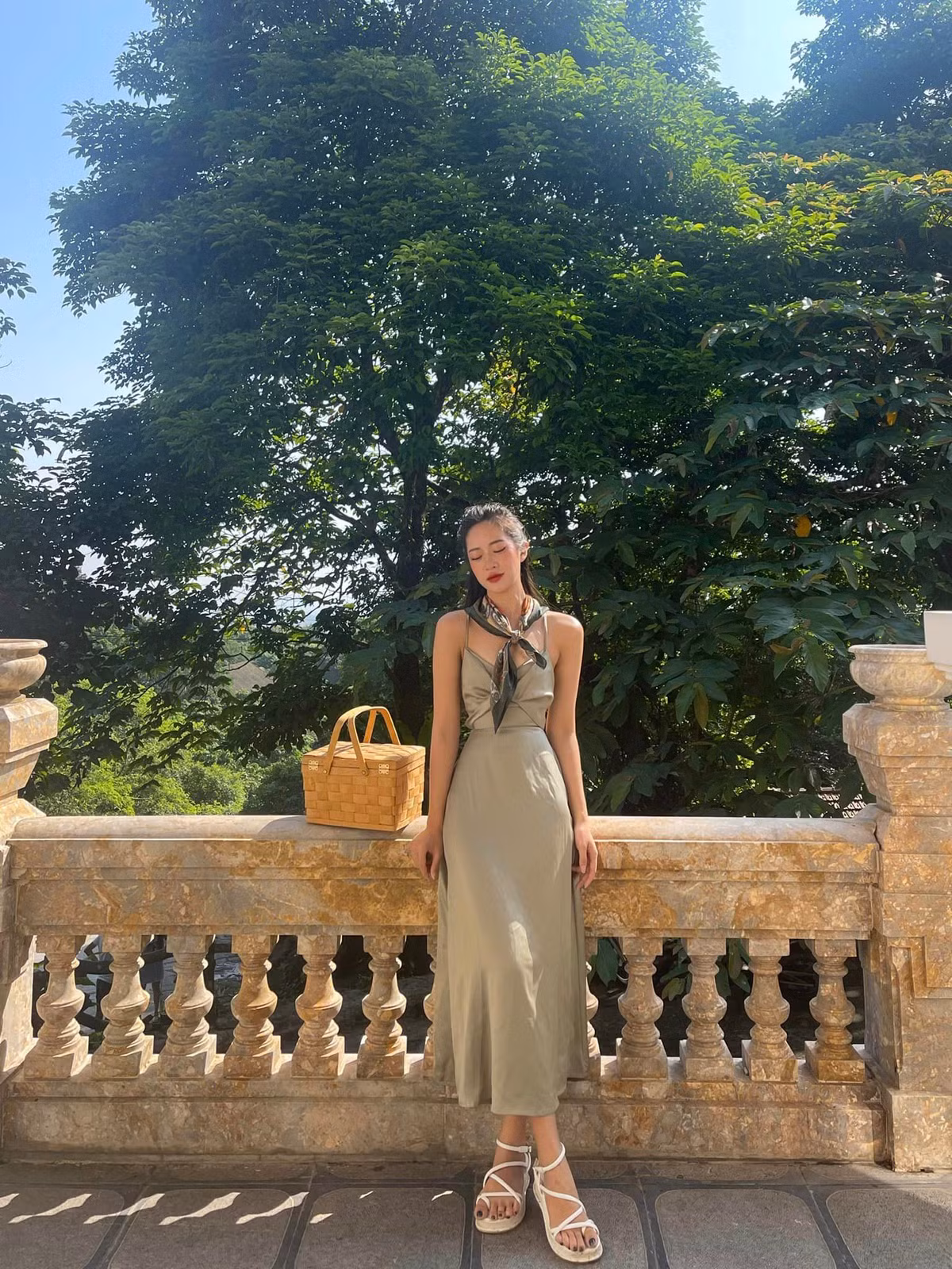 Khi thì Đan Chi diện khỏe khoắn, cá tính với những bộ cánh thể thao. Khi thì cô nàng sinh năm 1997 này hóa công chúa với những bộ đầm dịu dàng, nữ tính.