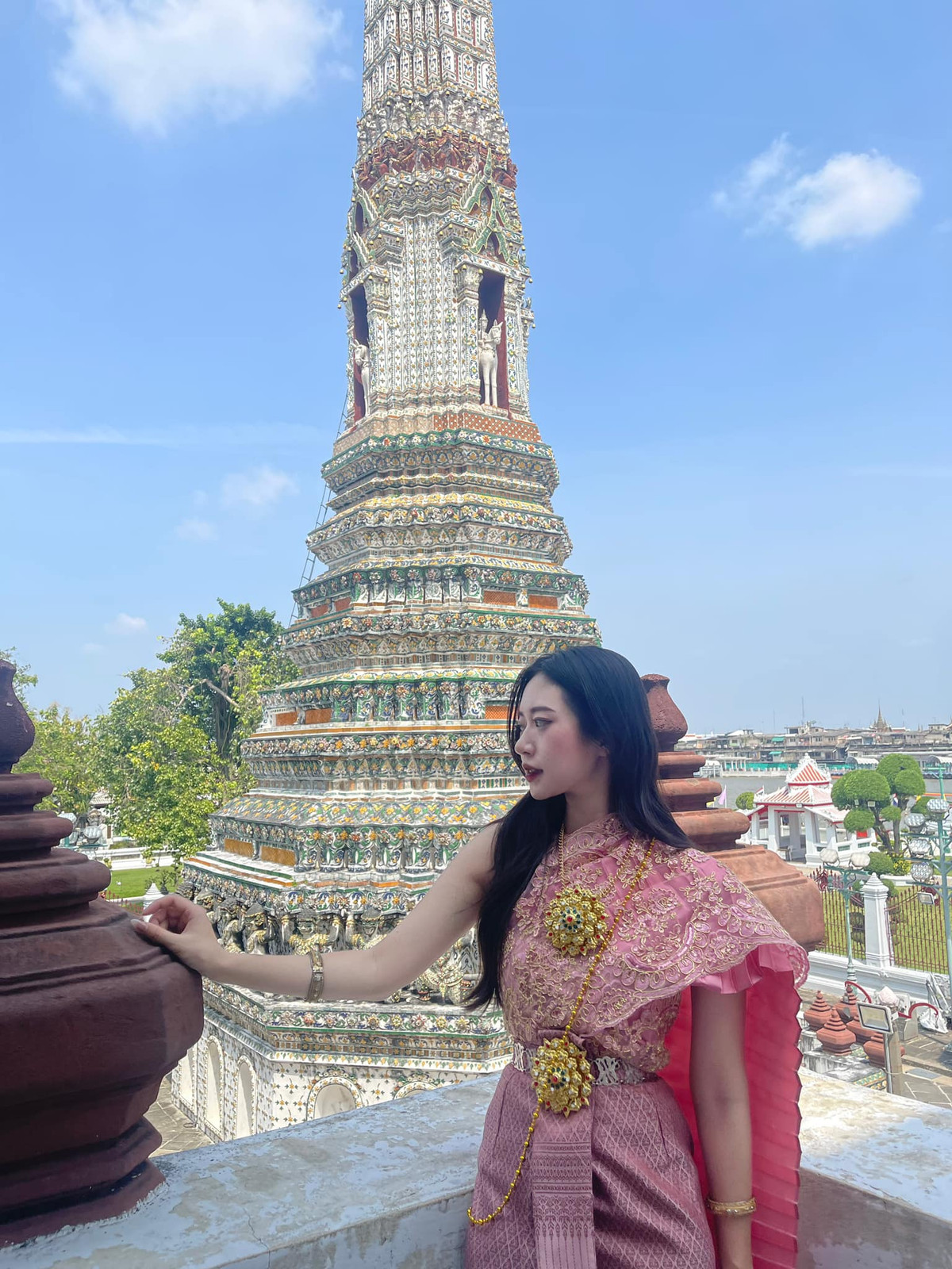 Bên cạnh việc thường xuyên khoe những bức ảnh đẹp như tranh của của mình, Đan Chi khá chịu khó cập nhật về cuộc sống, công việc... của mình trên trang cá nhân.