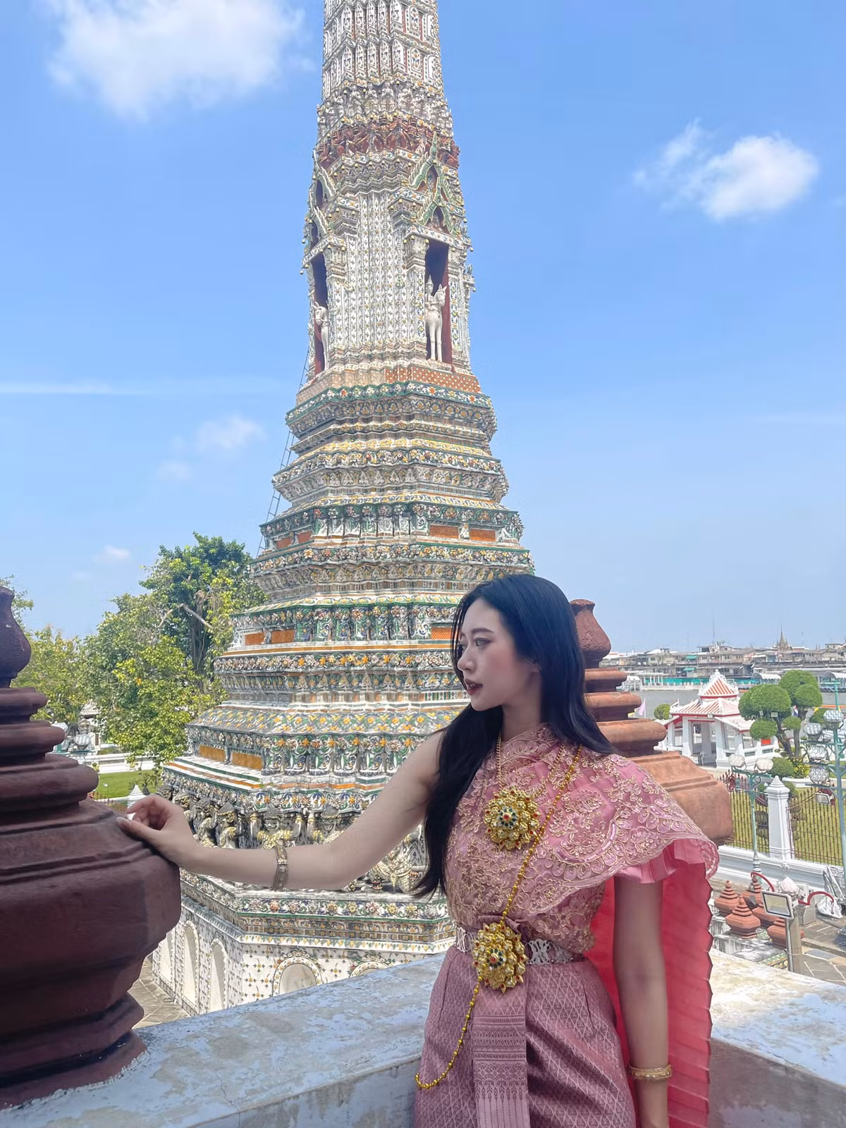 Bên cạnh việc thường xuyên khoe những bức ảnh đẹp như tranh của của mình, Đan Chi khá chịu khó cập nhật về cuộc sống, công việc... của mình trên trang cá nhân.