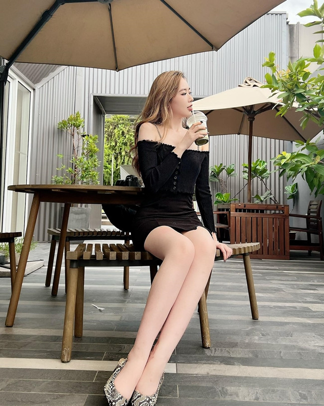 Việc rèn luyện thể thao không chỉ giúp cô có được thân hình thon gọn mà còn tăng cường sức khỏe.