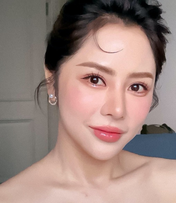 Sau lần sửa mũi đầu tiên, có vẻ bạn gái hot boy Huỳnh Anh đã nâng sống mũi khá cao. Điều này gây không ít "thị phi" cho cô.