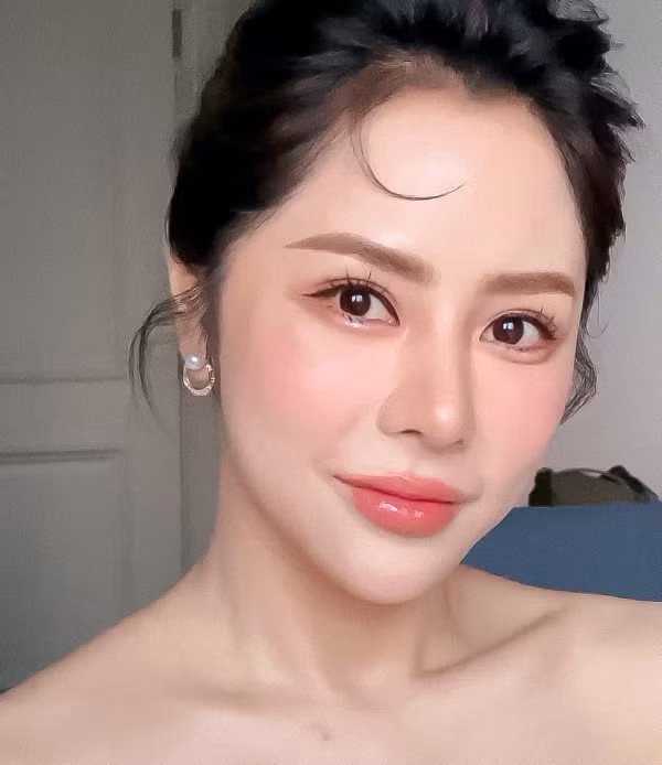 Sau lần sửa mũi đầu tiên, có vẻ bạn gái hot boy Huỳnh Anh đã nâng sống mũi khá cao. Điều này gây không ít "thị phi" cho cô.