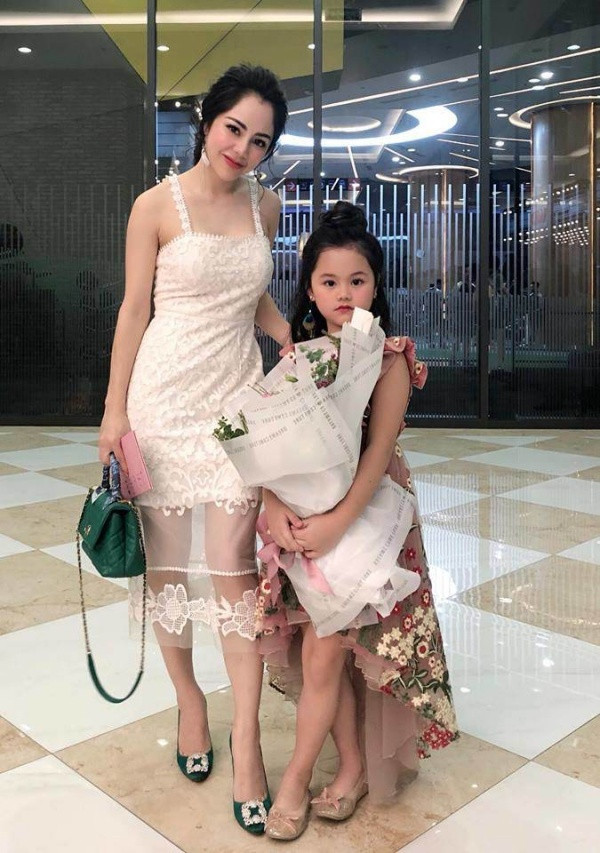 Bên cạnh can thiệp "dao kéo", Bạch Lan Phương cũng phải dành nhiều thời gian và tiền bạc để chăm sóc làn da của mình.