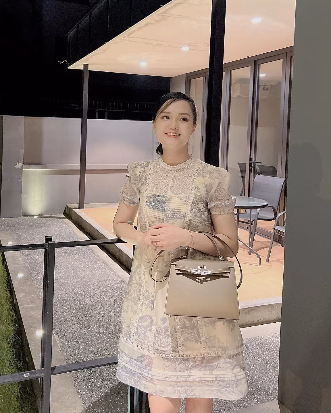 Một thiết kế Chanel màu sắc độc đáo được cô phối đồ trong chuyến du lịch nước ngoài.