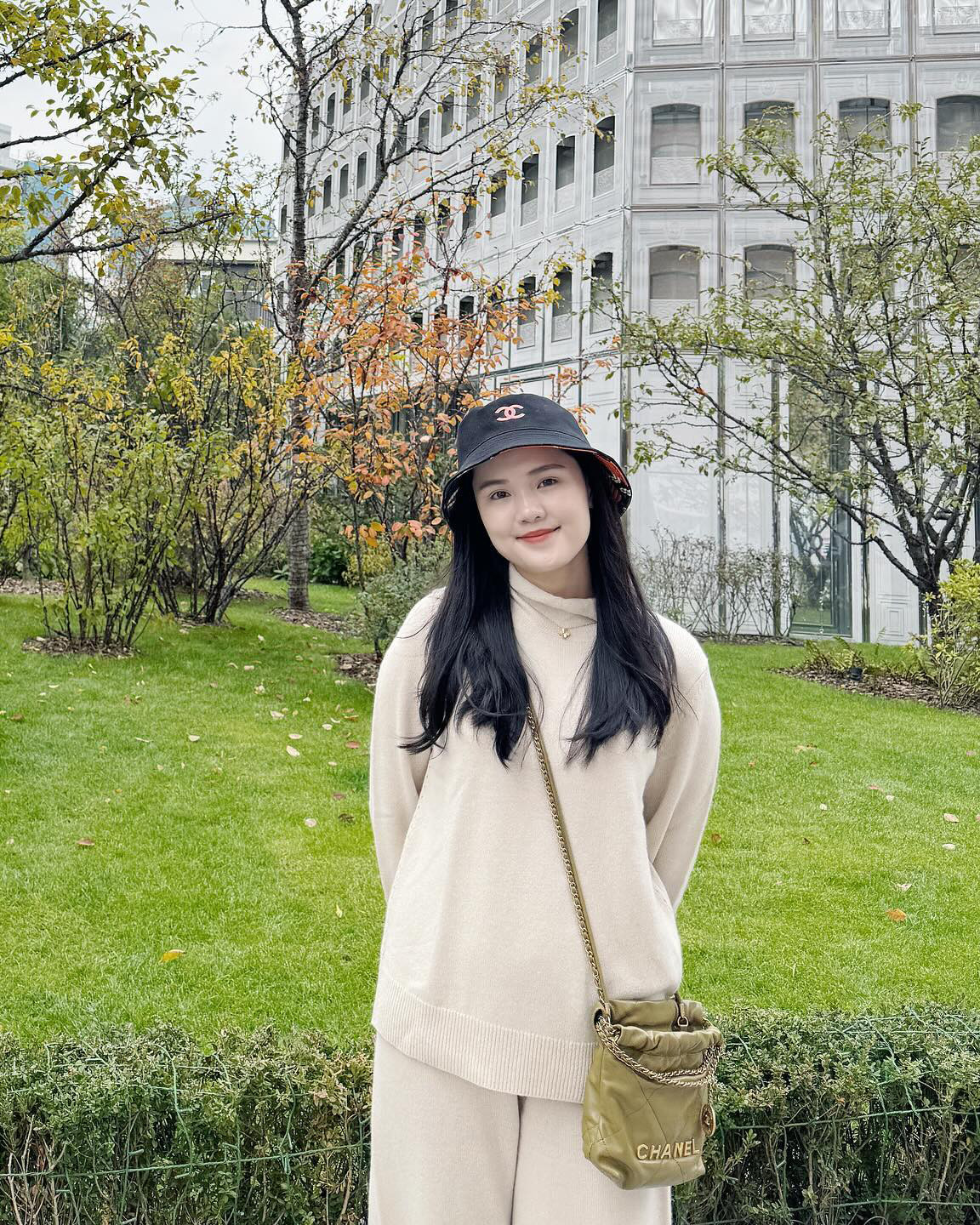 Nguyễn Quỳnh Anh sinh năm 1996, là con gái ông Nguyễn Giang Đông, cựu Chủ tịch CLB Sài Gòn và em gái của Huyền Mi, vợ cầu thủ Nguyễn Văn Quyết.