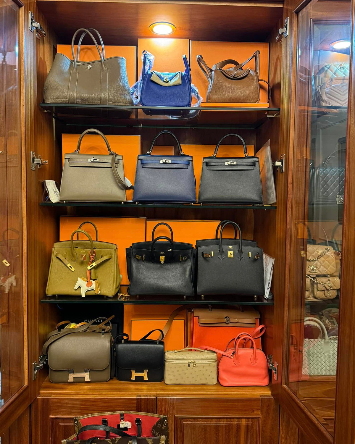 Bộ sưu tập được bà mẹ hai con sắp xếp gọn gàng, trưng bày theo màu sắc, thương hiệu, trong đó giá mỗi chiếc từ vài trăm triệu đồng đến hơn nửa tỷ đồng.