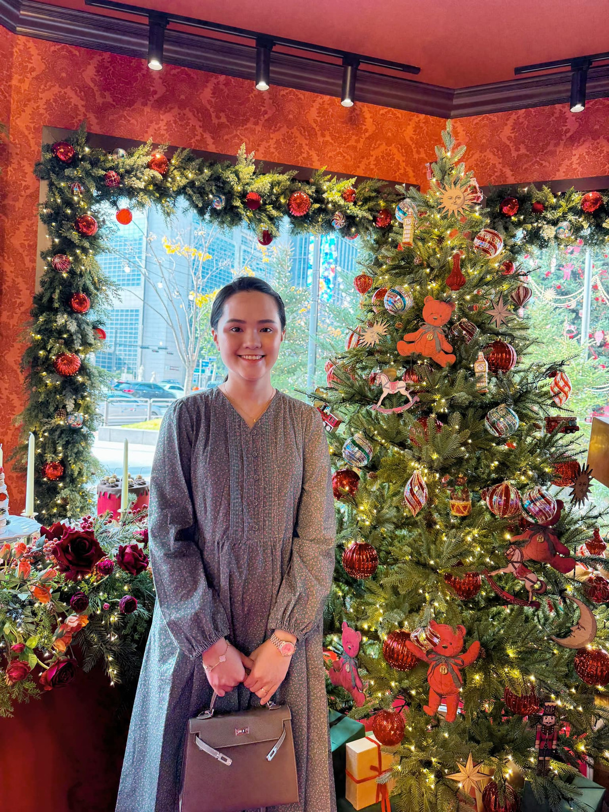 Bà xã Duy Mạnh còn cho thấy là một tín đồ hàng hiệu khi sắm hàng loạt chiếc túi xách của nhiều thương hiệu khác, trong đó có Chanel với các mẫu từ kinh điển đến trendy.