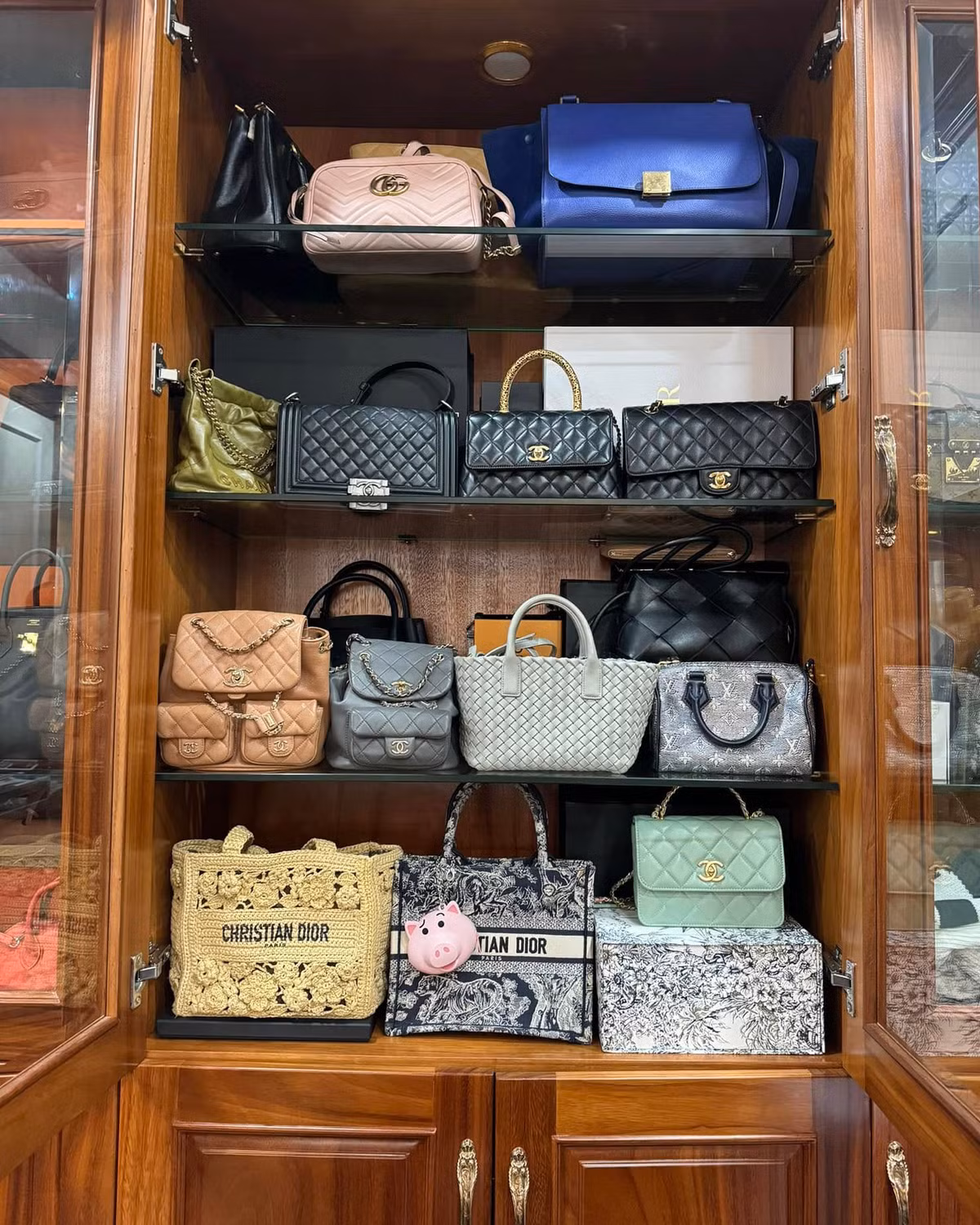 Chiếc tủ trưng bày toàn bộ túi của Quỳnh Anh khiến hội chị em chỉ biết "ước".