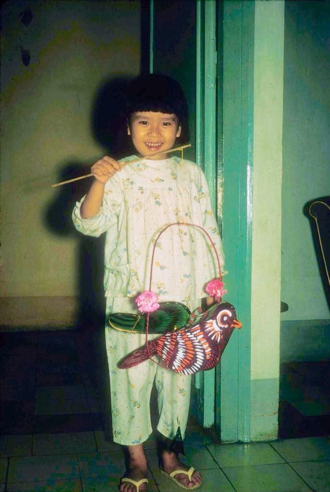 Muốn đi phá cỗ của Trung thu xưa, nhiều bạn trẻ không thể thiếu những chiếc đèn lồng làm bằng giấy màu với nhiều hình thù đa dạng.