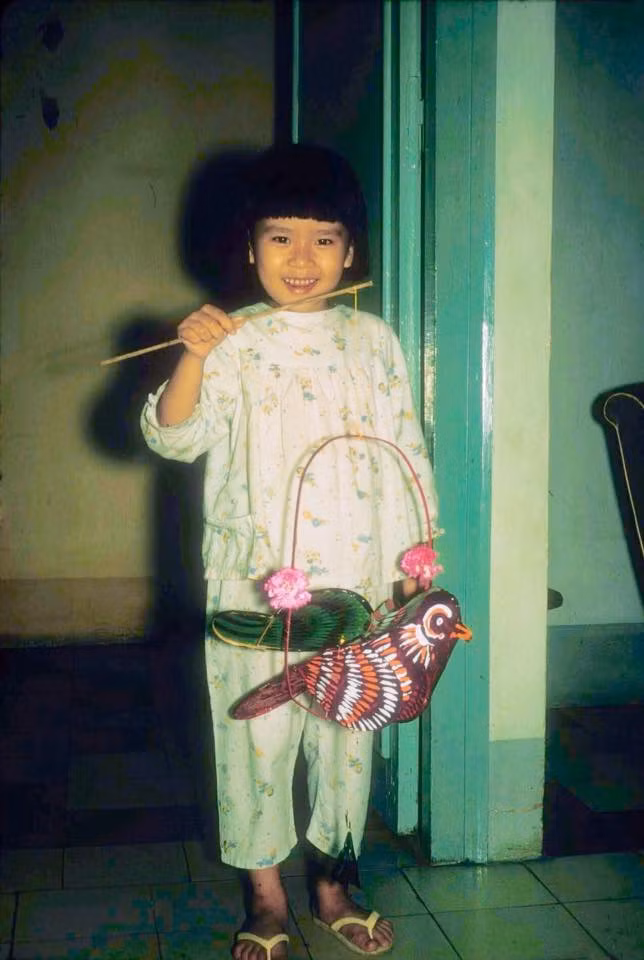 Muốn đi phá cỗ của Trung thu xưa, nhiều bạn trẻ không thể thiếu những chiếc đèn lồng làm bằng giấy màu với nhiều hình thù đa dạng.