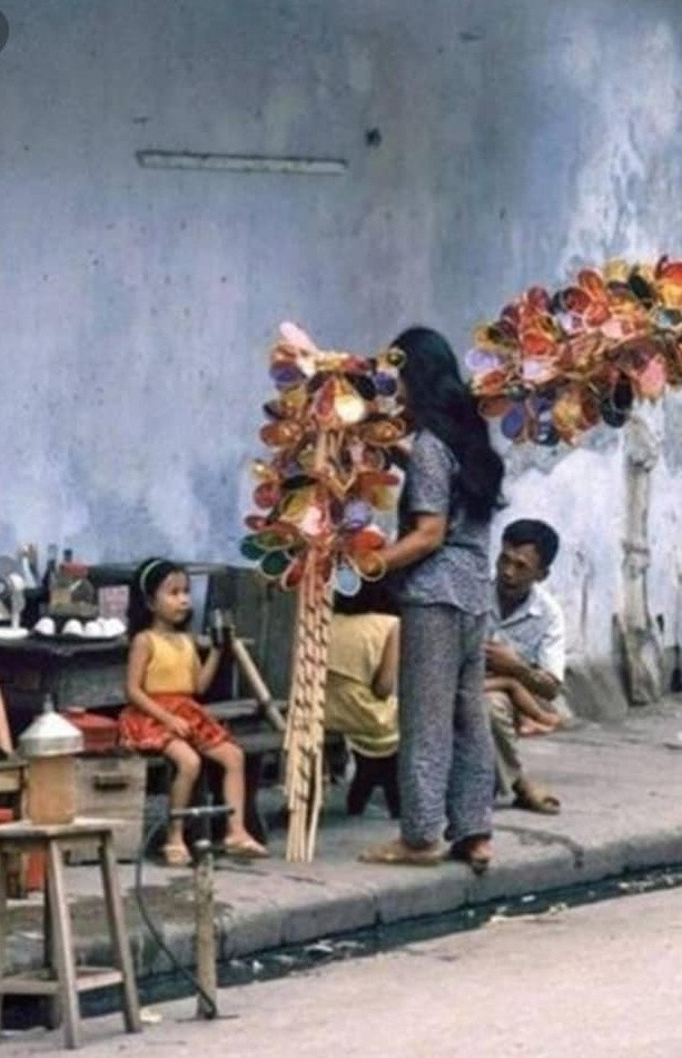 Những chiếc đèn cù với một cây nến ở giữa và khi đưa đẩy bánh xe sẽ quay rất nhiều hình thù được chiếu lên đất khiến đêm Rằm Trung thu của thế hệ 8X, 9X trở nên vô cùng màu sắc.