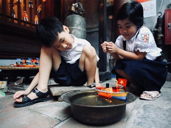 Một chiếc tàu thủy làm bằng tôn chạy bằng dầu là món quà Trung thu mà nhiều bạn trẻ thế hệ 8X, 9X ao ước sở hữu.