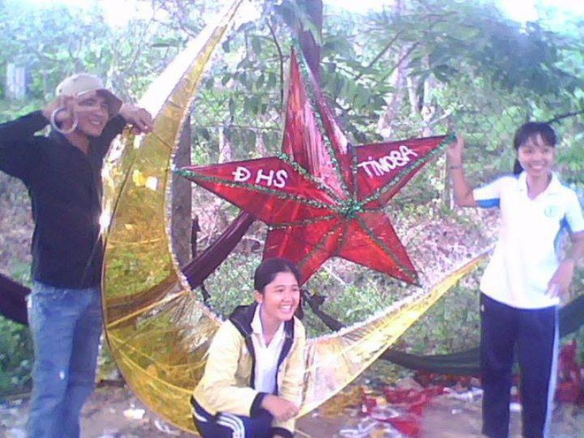 Những chiếc đèn ông sao khung tre, bọc giấy bóng kính xanh, đỏ, bên trong cắm nến từng là thứ đồ chơi yêu thích quen thuộc ngày nhỏ của nhiều người.