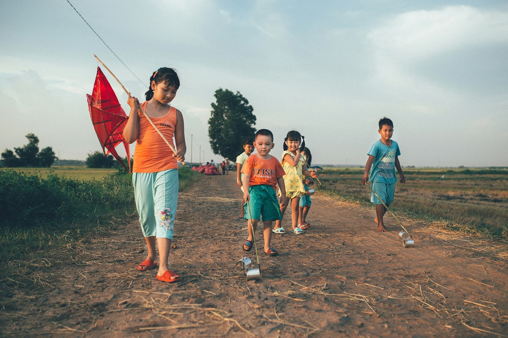 Với những bạn ở vùng nông thông, những chiếc đèn cù sẽ khác với trên phố. Nó được tận dụng từ những chiếc ống bơ sữa rồi đục lỗ, thắp nến vào trong và ánh sáng sẽ hắt ra từng những chiếc lỗ được đực sẵn.