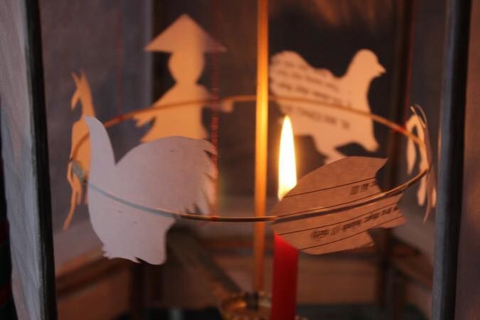 Bên cạnh những loại đèn như ông sao, cù thì trung thu của 8X, 9X không thể thiếu những chiếc đèn kéo quân.