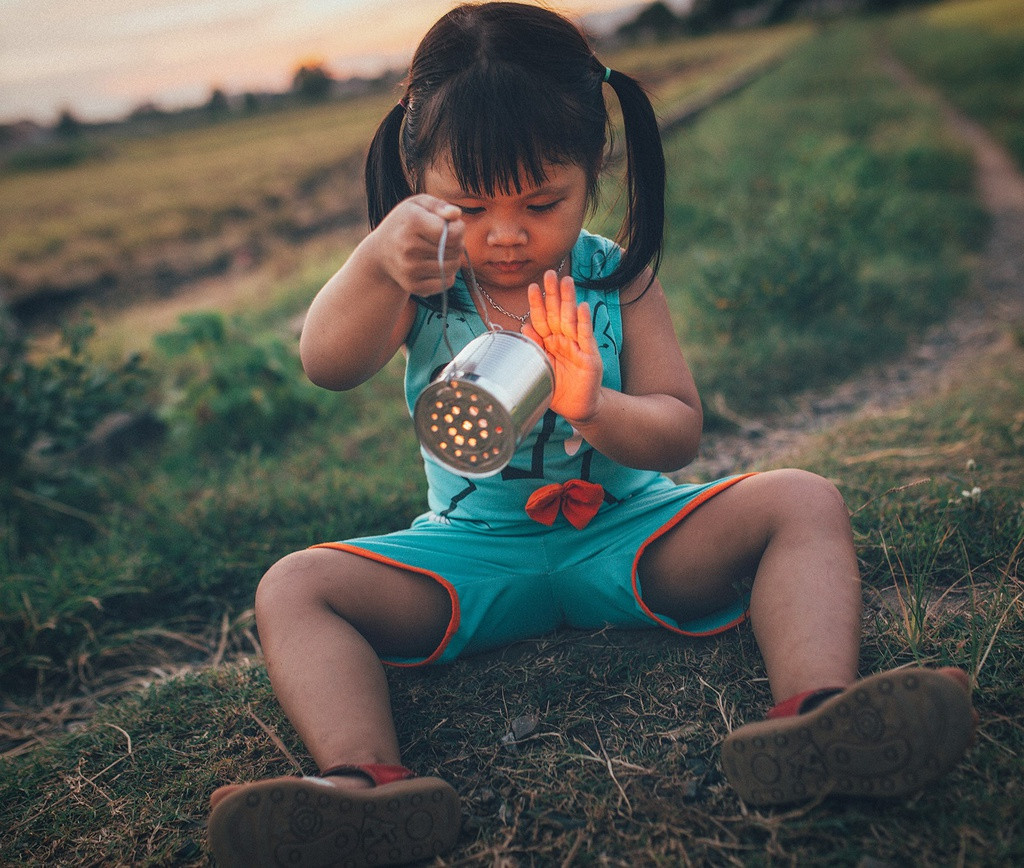 Không chỉ có đèn kéo quân những chiếc ống bơ sữa còn được các bạn trẻ 8X, 9X sử dụng làm đèn lồng để đi rước đèn.