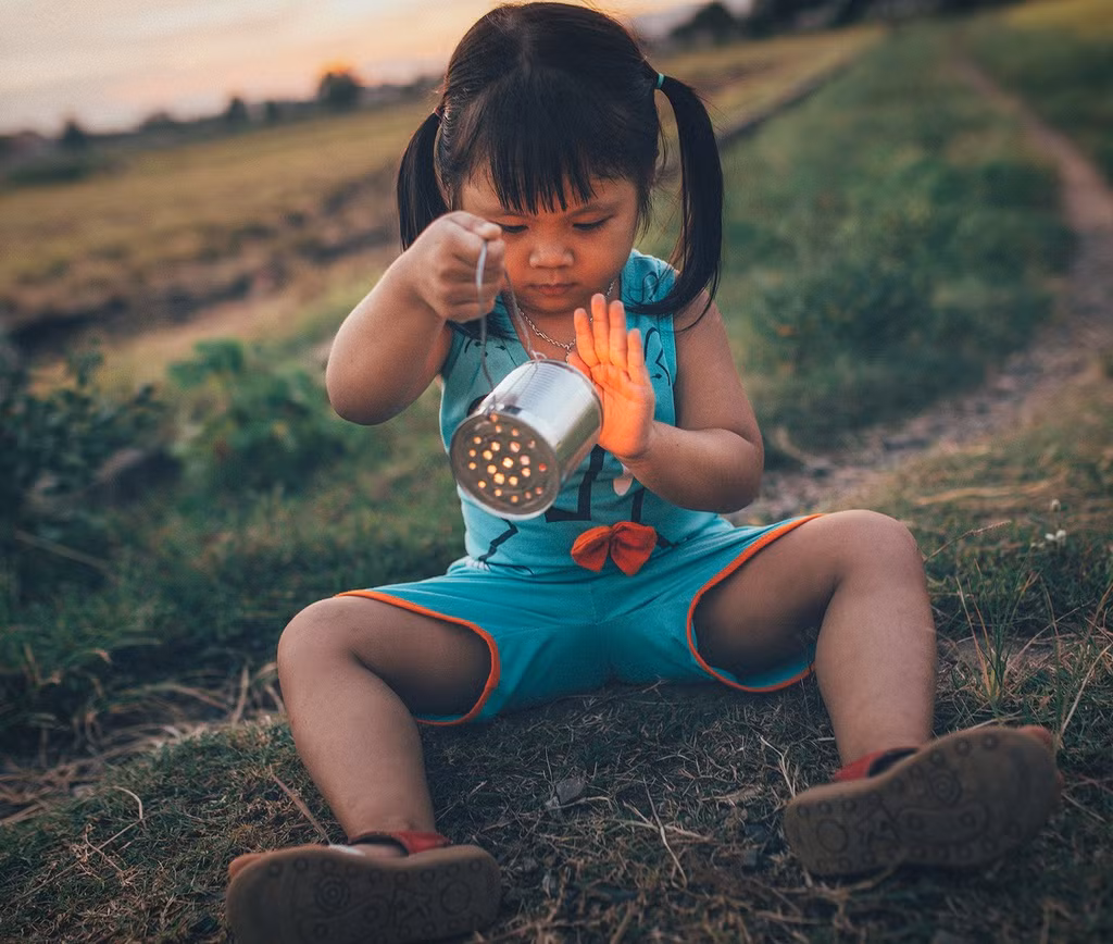 Không chỉ có đèn kéo quân những chiếc ống bơ sữa còn được các bạn trẻ 8X, 9X sử dụng làm đèn lồng để đi rước đèn.