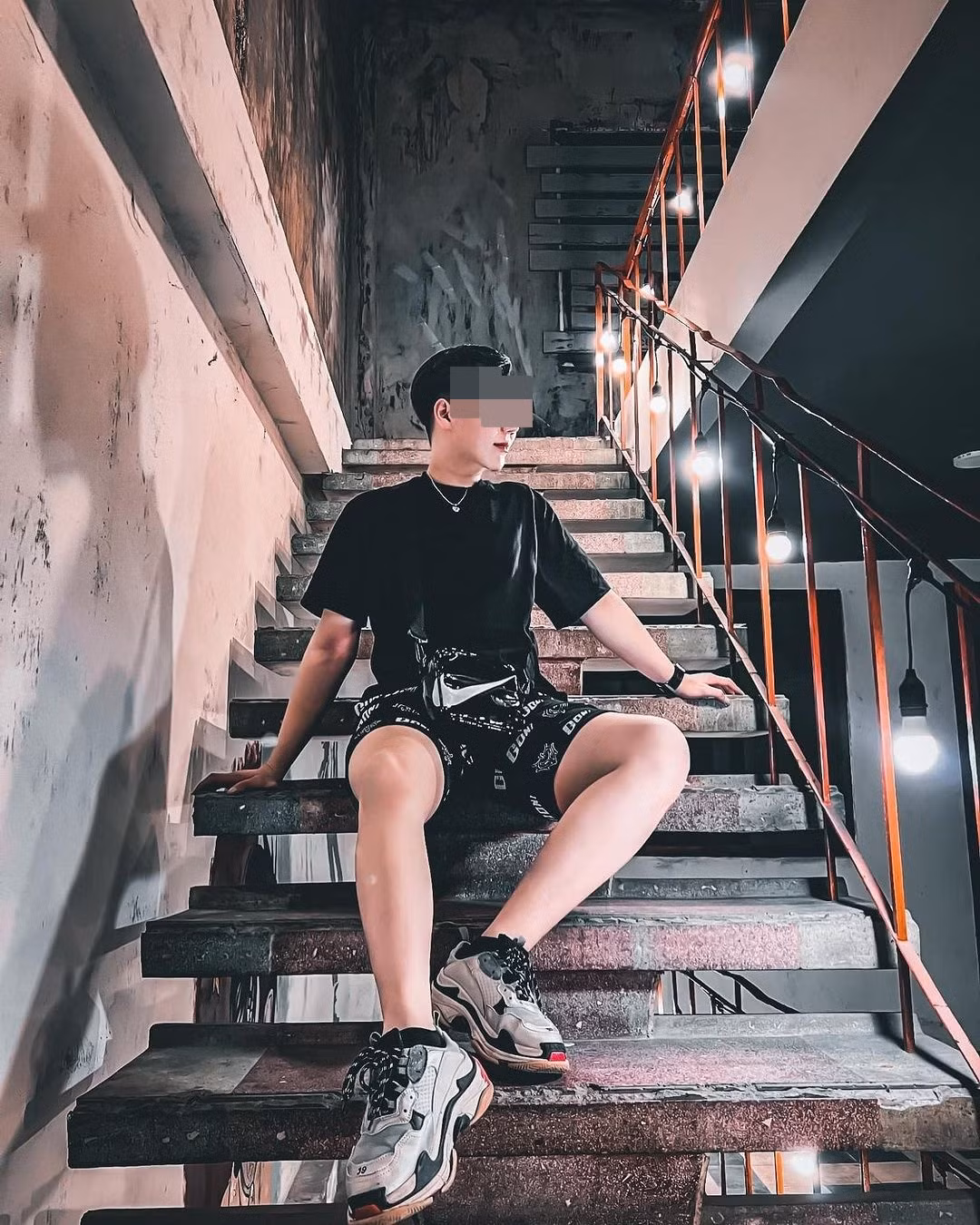 Nhờ làm việc hiệu quả và chăm chỉ, Q. còn được chủ shop tặng cho 1 chiếc iPhone 13 có giá thành đắt đỏ, như 1 cách để bày tỏ sự cảm ơn vì những nỗ lực của anh trong thời gian qua.