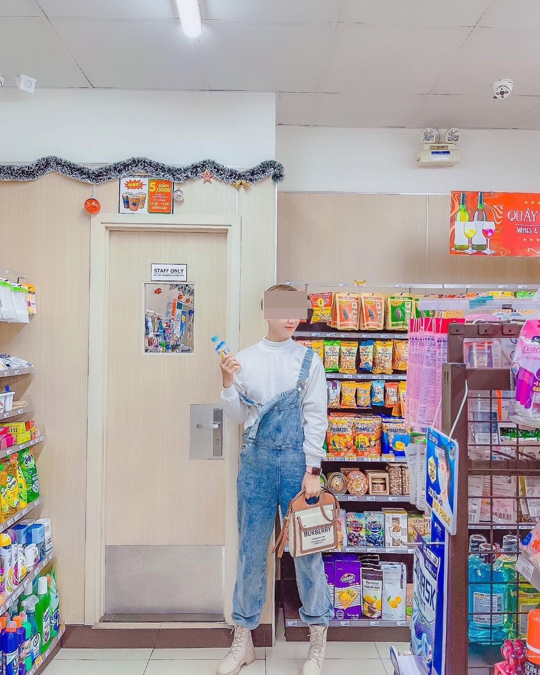 Q. cũng gây ấn tượng bởi một số bức hình check-in bên xe sang và đi khám phá nhiều vùng đất mới.