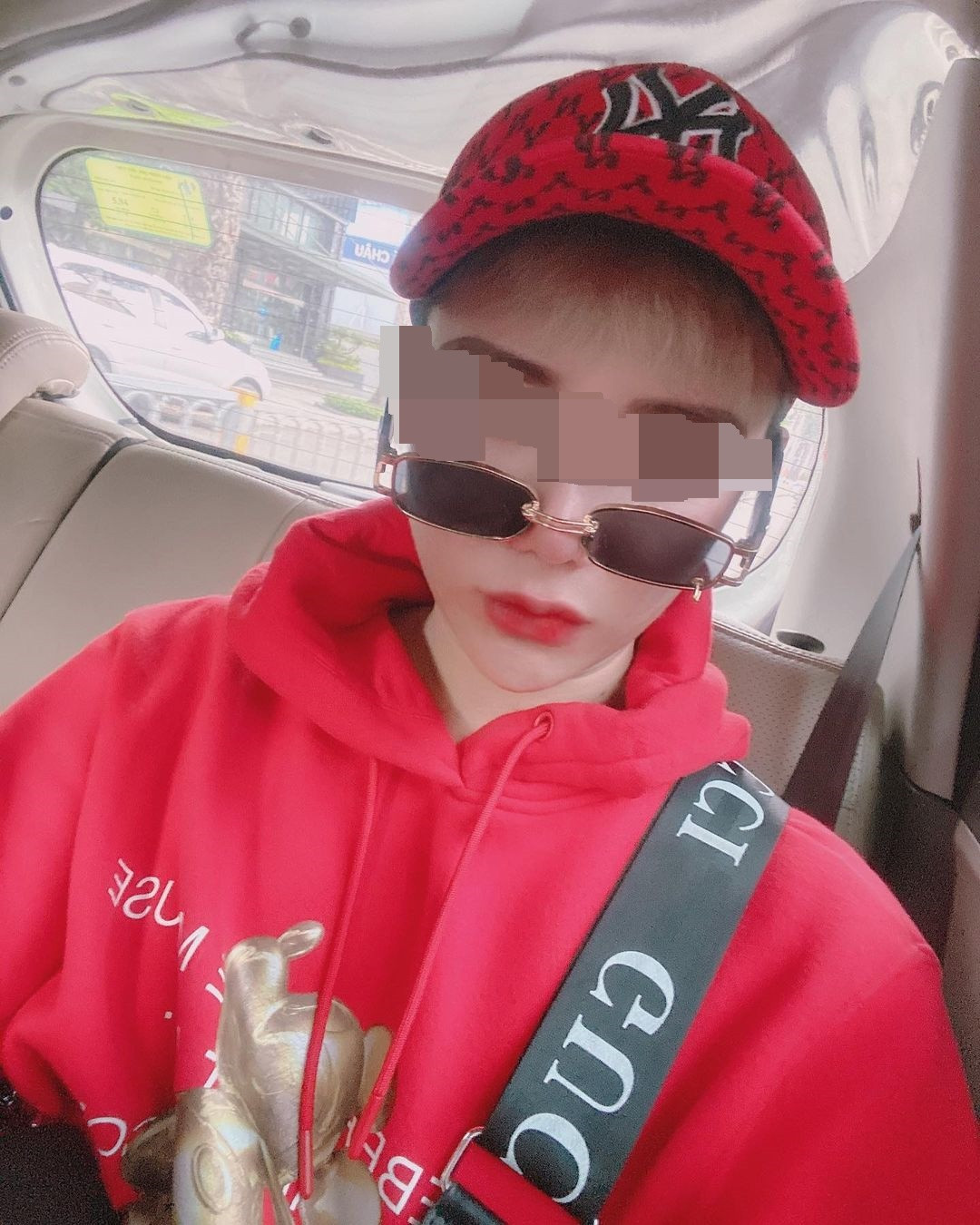 Đáng chú ý, “chàng trai Mickey” rất hay đăng bài viết nói đạo lí. Điển hình như trong 1 bài viết đón năm mới 2022, anh chia sẻ tấm hình selfie kèm caption: "Goodbye 2021. Tối nay nằm suy ngẫm lại những gì trong năm vừa qua, để sang 2022 khôn ra, ít mắc sai lầm hơn". Trong bài đăng khác, Q. viết: "Miệng nên ít nói, tự nhiên ít họa. Trong lòng ít muốn, tự nhiên ít lo. Thân mình ít sự, tự nhiên ít khổ. Duyên đến thì nên kết, duyên hết thì nên buông. Tất cả đều do mình sinh sự thì sự nó mới sinh".