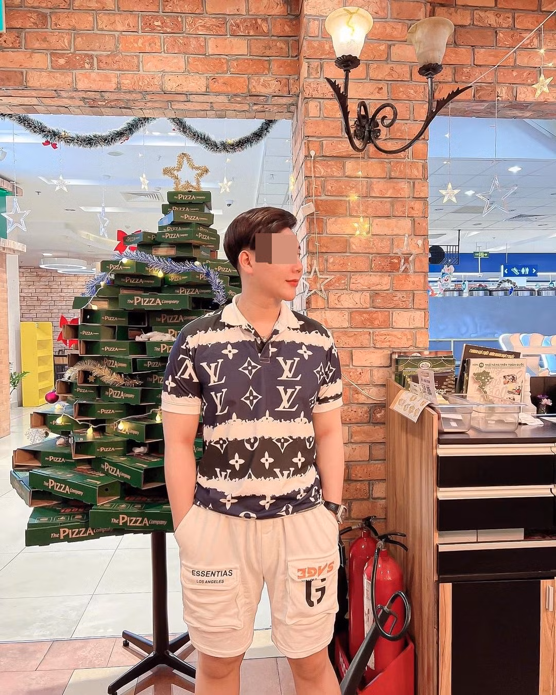 Kể từ khi “nổi như cồn” trên mạng xã hội, Q. lập tức khoá Facebook để tránh sự tìm kiếm từ netizen. Tuy nhiên, Instagram của anh chàng đã nhanh chóng bị cư dân mạng tìm ra.