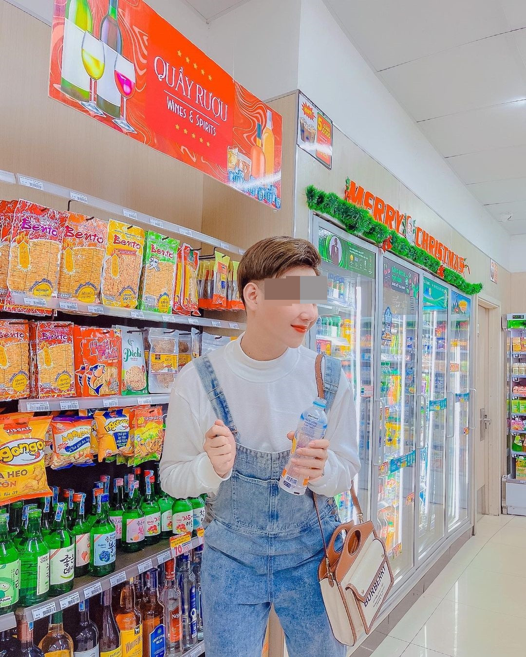 Qua những bức hình được Q. chia sẻ, không khó để nhận ra anh có cuộc sống khá sang chảnh, thường xuất hiện với vẻ ngoài bóng bẩy và diện hàng hiệu.