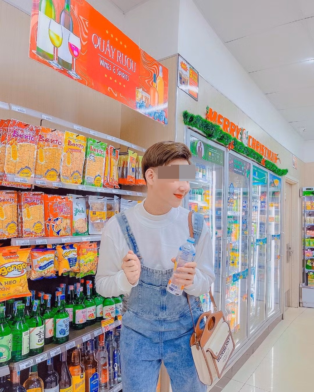 Qua những bức hình được Q. chia sẻ, không khó để nhận ra anh có cuộc sống khá sang chảnh, thường xuất hiện với vẻ ngoài bóng bẩy và diện hàng hiệu.