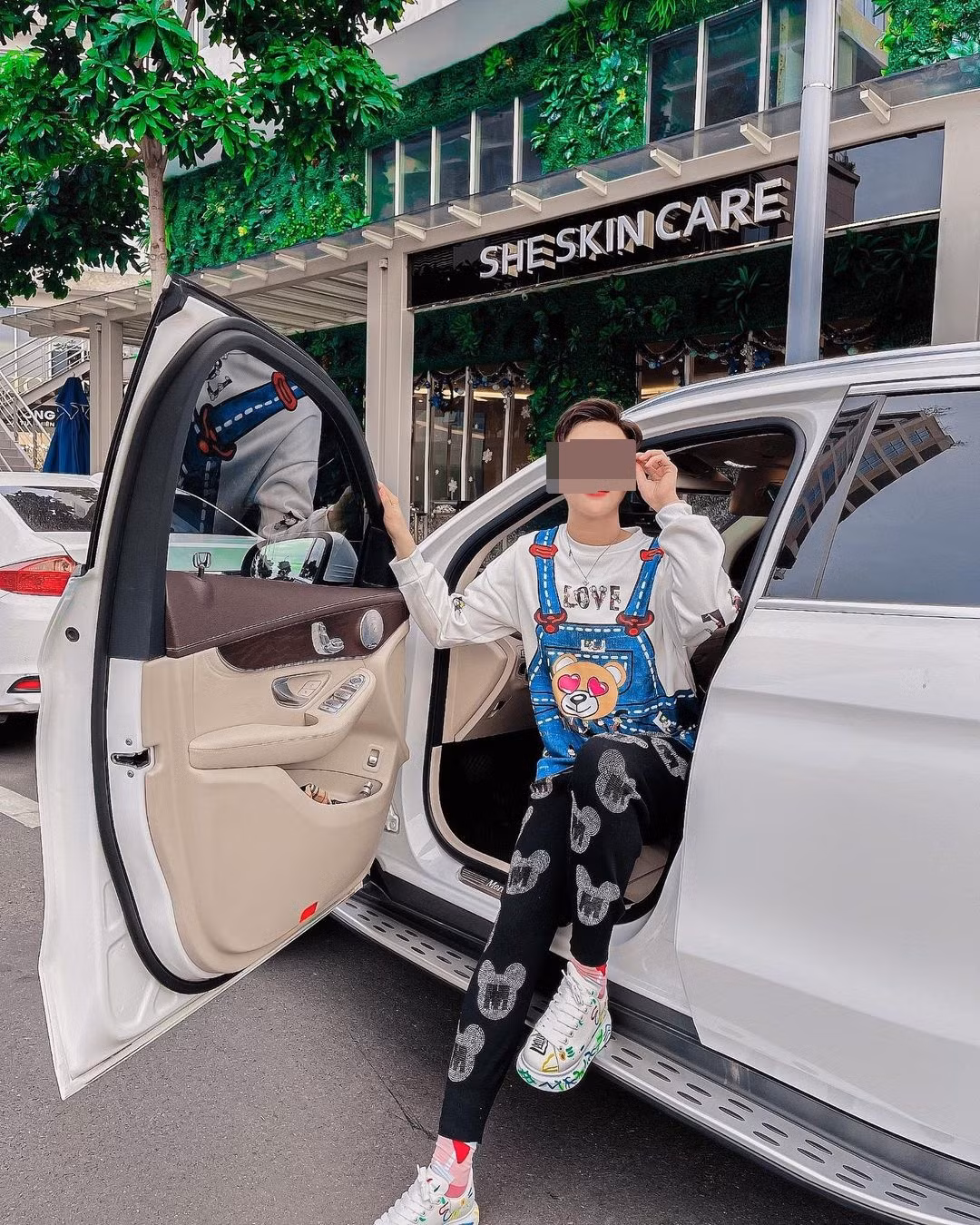 Sau khi truy cập, nhiều người tỏ ra khá ngỡ ngàng trước dòng giới thiệu "Đệ nhất thanh lịch Sài Gòn" ở phần mô tả. Dạo vài vòng quanh trang cá nhân, có thể thấy Q. thường xuyên đăng tài hình ảnh chụp cùng “bà chủ” và cả 2 tỏ ra vô cùng thân thiết.