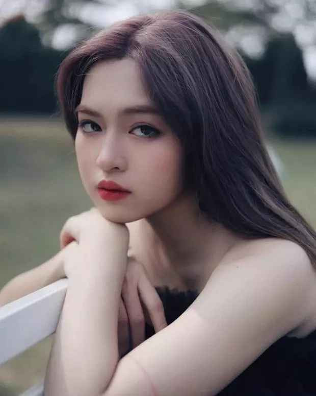 Nhắc đến Đỗ Khánh Vân, ngoài vẻ ngoài xinh xắn của cô nàng, không thể bỏ qua được những thị phi từ trên trời rơi xuống.