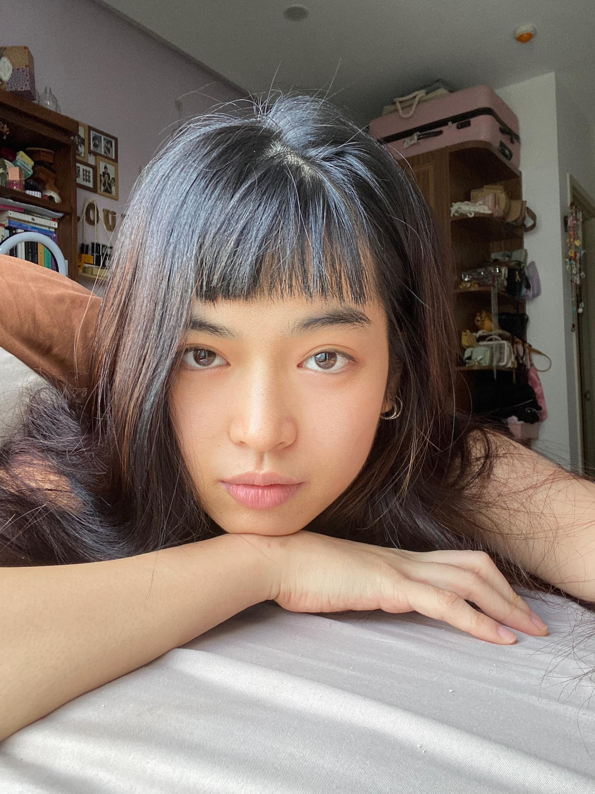 Khánh Vân chia sẻ: "Nói chung, vì chị có nhiều bạn bè tốt nên chị dễ dàng không bị kích động nữa. Nếu em không có bạn bè, em phải tự mình cố gắng, em sẽ vượt qua được, chỉ là lâu hơn và cực hơn chị thôi".