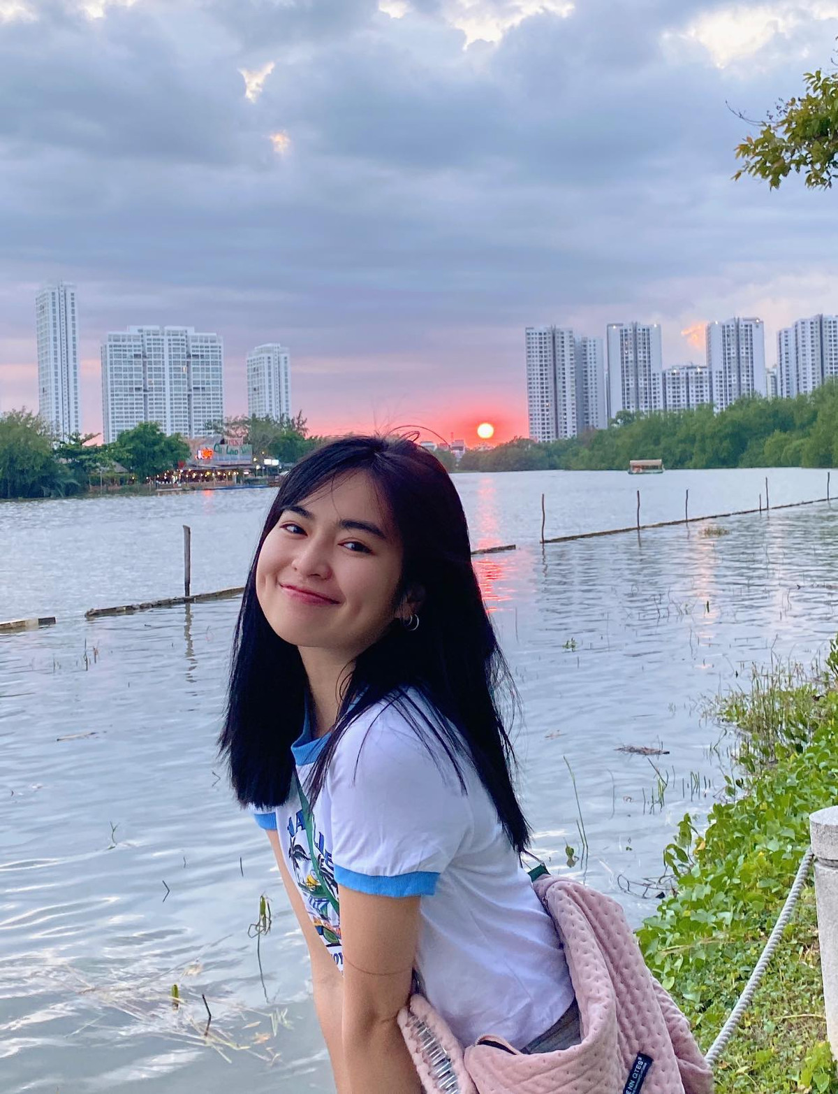 Cũng vì thường xuyên vướng phải những ồn ào, mỗi hành động của hot girl Đỗ Khánh Vân đều được dân tình quan tâm sát sao.