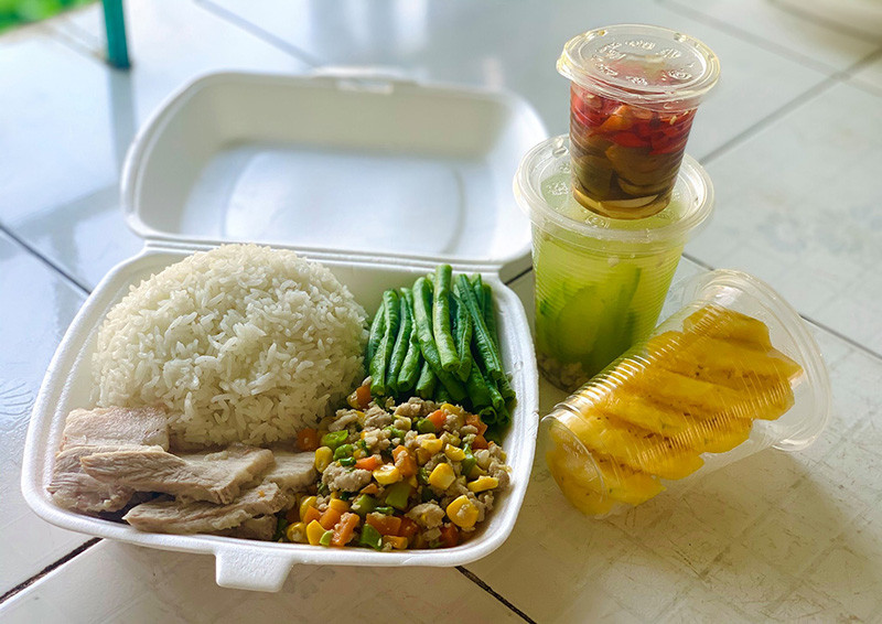 Nhiều bạn còn để lại bình luận "ngon hơn cơm nhà". Được biết, những hình ảnh này được chụp tại cơ sở cách ly tập trung Trường Mầm non Thị trấn Cao Thượng (Tân Yên, Bắc Giang).