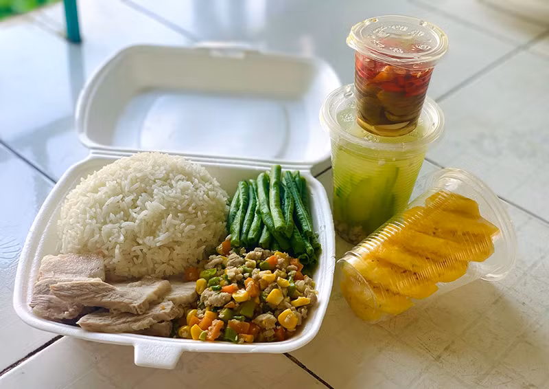 Nhiều bạn còn để lại bình luận "ngon hơn cơm nhà". Được biết, những hình ảnh này được chụp tại cơ sở cách ly tập trung Trường Mầm non Thị trấn Cao Thượng (Tân Yên, Bắc Giang).