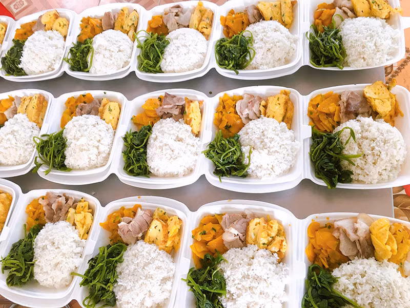 Những xuất cơm đều tăm tắp ở khu cách ly Bắc Giang nhìn cực đẹp mắt.