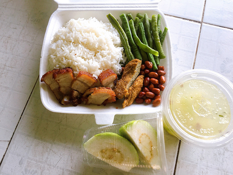 Các chị em Bắc Giang, các cô giáo của trường góp sức nấu những suất cơm ngon mỗi ngày.