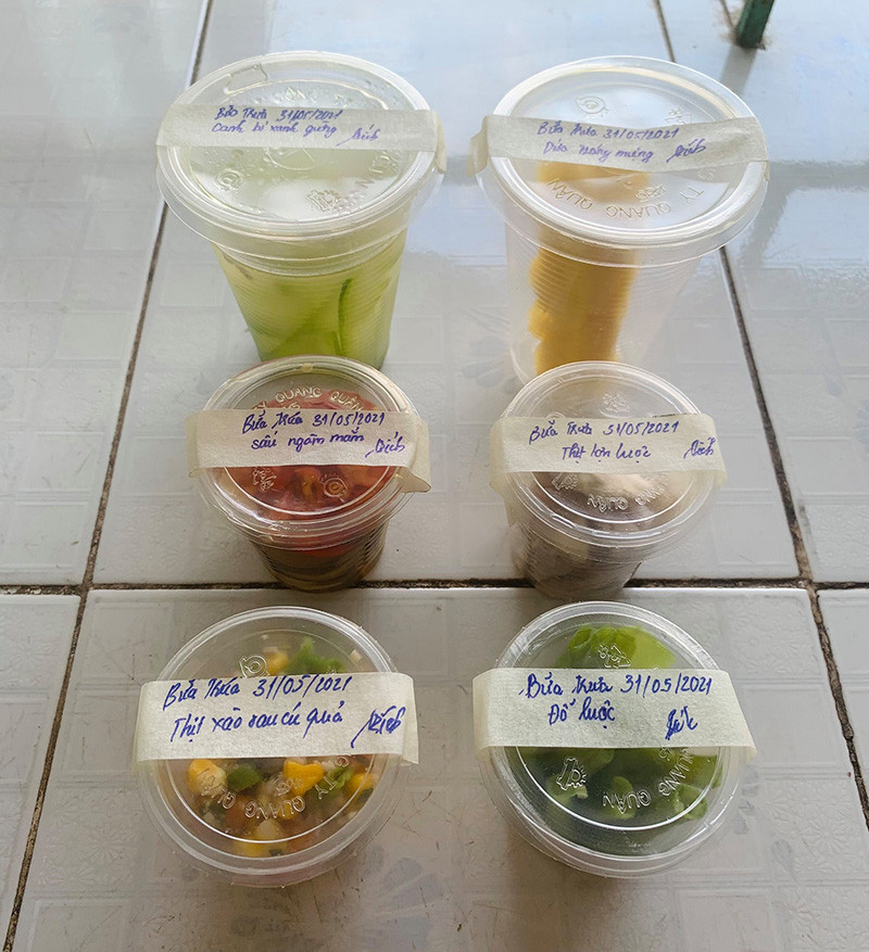 Để đảm bảo an toàn, đồ ăn sẽ được lưu mẫu hàng ngày, đảm bảo quy trình vệ sinh an toàn thực phẩm.
