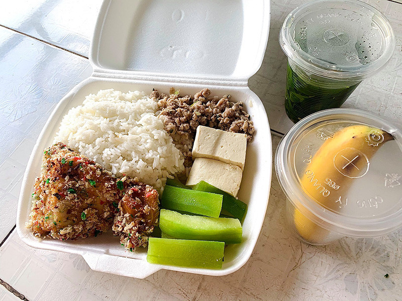 Không chỉ cơm với các món ăn chính mà mỗi suất đều kèm canh, hoa quả tráng miệng.