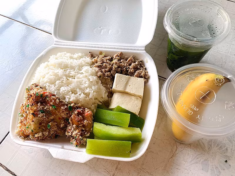 Không chỉ cơm với các món ăn chính mà mỗi suất đều kèm canh, hoa quả tráng miệng.