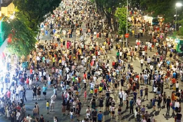 Yeu cau nguoi dan toi pho di bo Ho Guom phai deo khau trang