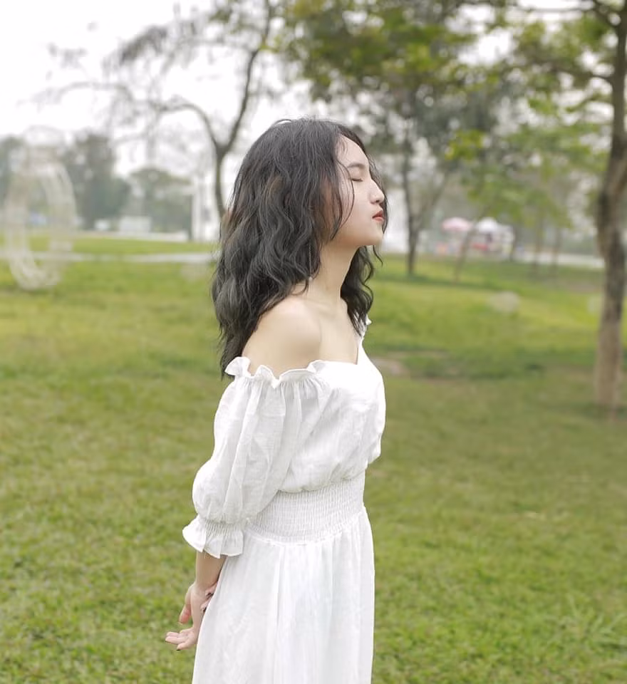 Năm 2018, Ngân Hà xuất hiện trong liveshow của bố và thường biểu diễn tại các minishow gia đình. Cô gái xinh đẹp này cũng tham gia biểu diễn trong một đêm nhạc của bố.