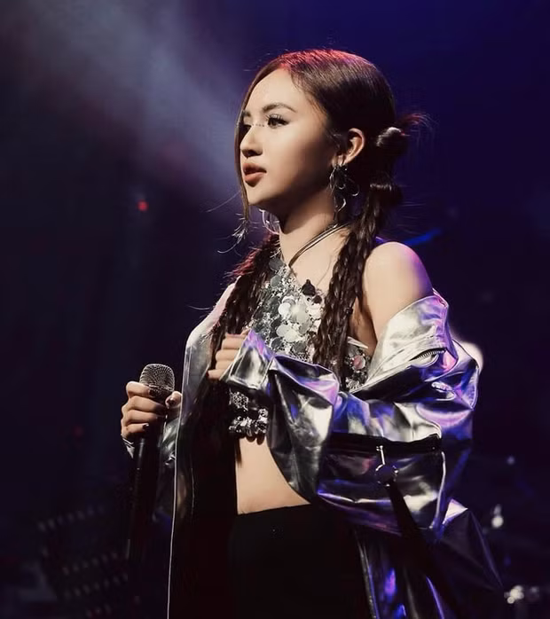 Nhìn Ngân Hà có nhiều nét trẻ trung, đáng yêu, nhưng đôi lúc lại thoang thoảng nét đằm thắm của mẹ Thúy Hiền.