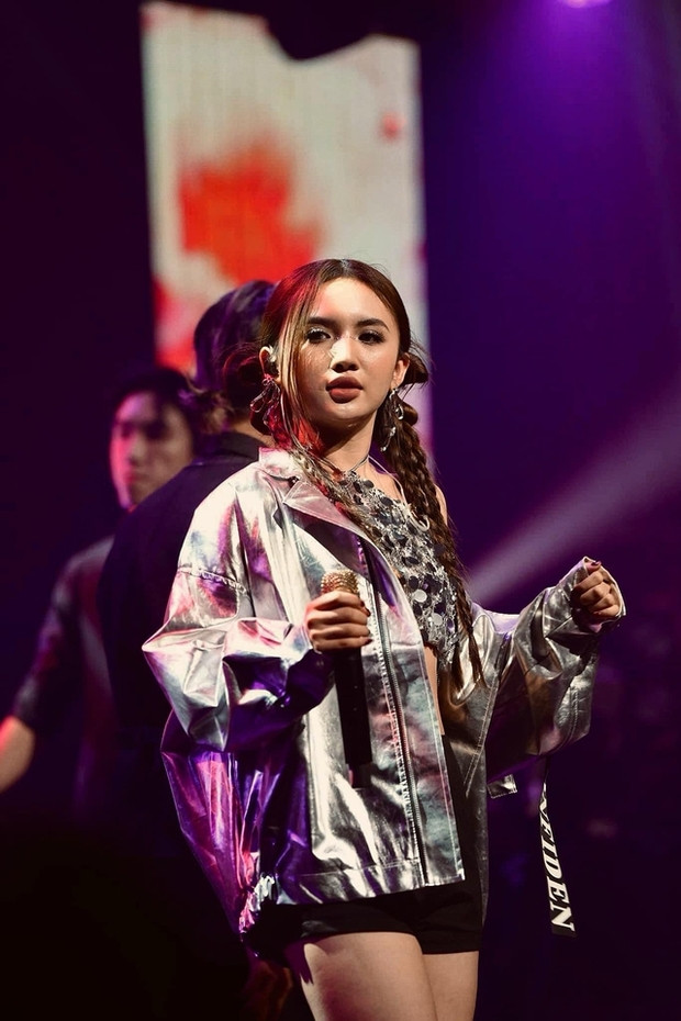 Con gái của Thúy Hiền sở hữu làm da đẹp, những đường nét trên gương mặt khá hài hòa, được nhiều người khen là “xinh gái giống mẹ”.