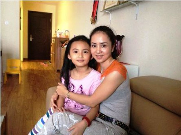 Mới ngày nào còn là một cô bé nhỏ nhắn, đáng yêu chụp ảnh cùng mẹ. Giờ đây, Ngân Hà đã lớn bổng, trở thành một thiếu nữ vô cùng xinh đẹp.