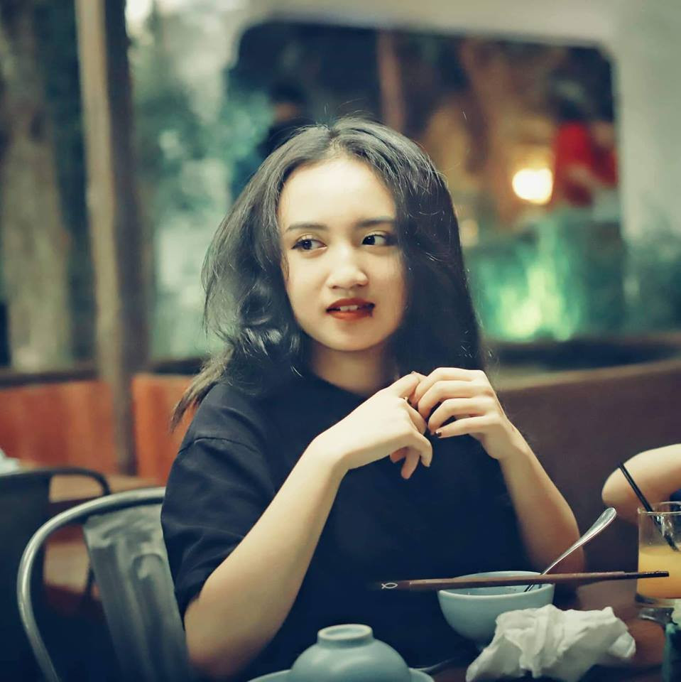 Nhạc sĩ Tú “Dưa” từng chia sẻ, Ngân Hà là người bộc lộ năng khiếu nhiều nhất trong 5 người con của anh. Cô nàng mê hát, có thể hát suốt ngày suốt đêm và được cọ sát sân khấu từ nhỏ.