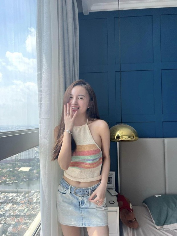 Ngân Hà cũng rất biết cách trang điểm, chọn trang phục để tôn lên vẻ đẹp của mình.