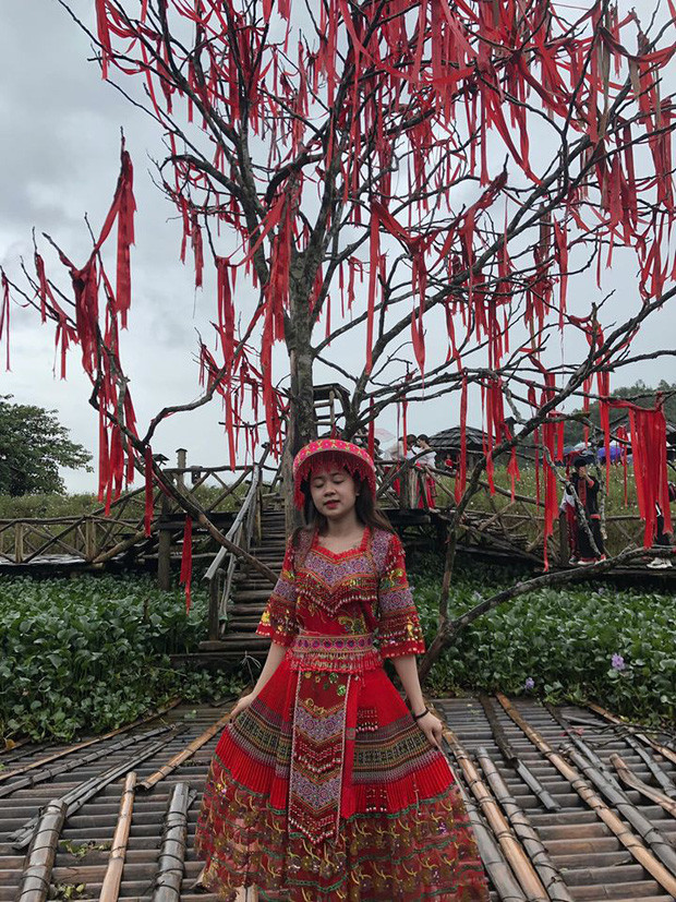 Do lần này thời tiết thường có mưa lớn nên hầu như cả nhà cô bạn có nickname Hoang Ha chỉ nghỉ ngơi tại khách sạn và tranh thủ ghé thăm một vài địa điểm nổi tiếng như: bản Cát Cát, núi Hàm Rồng, nhà thờ đá, toà nhà Sun Plaza…